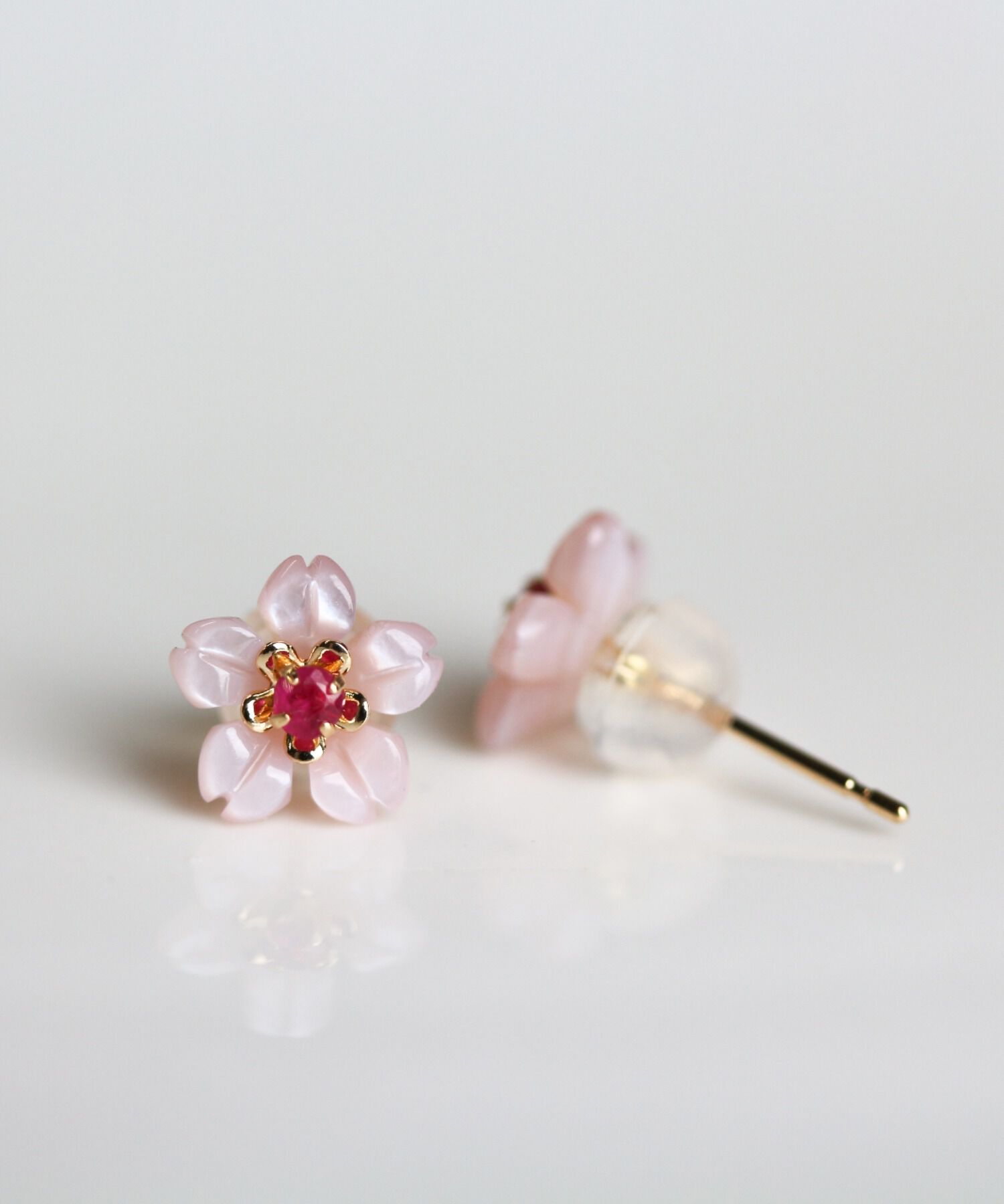  「ピンクシェル / ルビー サクラ フラワー ピアス | K18」|ピアス|