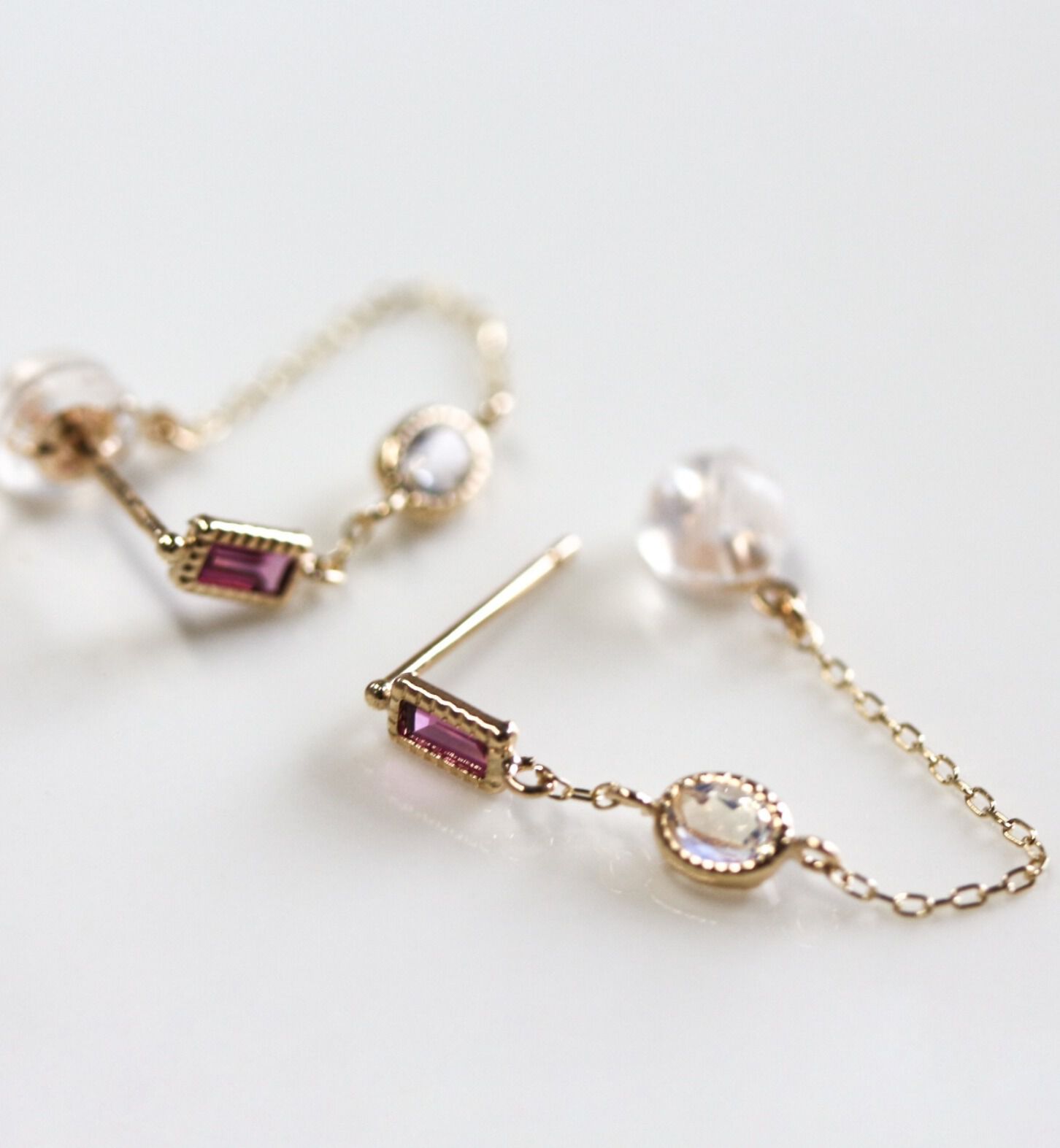  「ロードライトガーネット / ロイヤルブルームーンストーン チェーンフープ ピアス | K10YG」|ピアス|