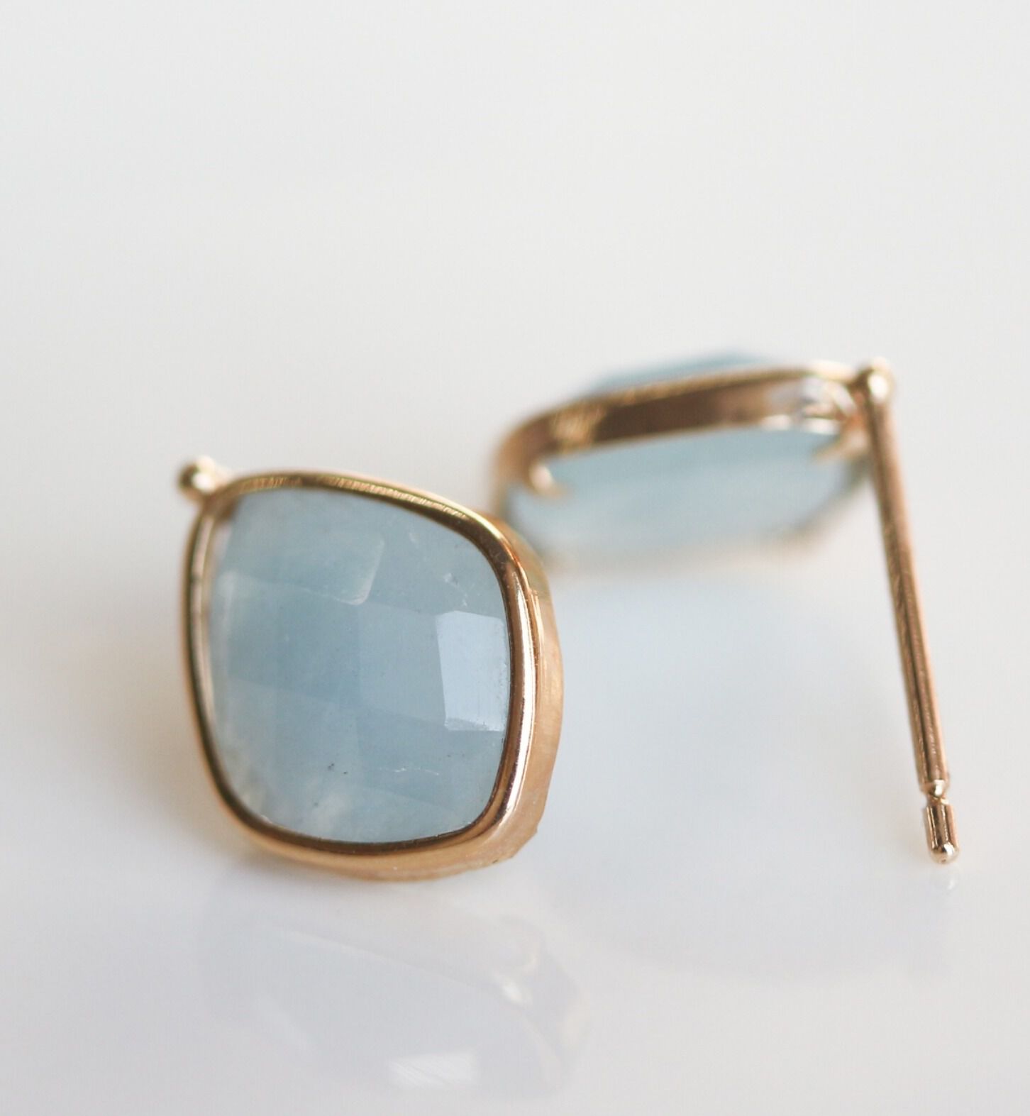  「カラーストーン ピアス | K10YG 〈ミルキーアクアマリン / ルチルクォーツ〉」|ピアス|