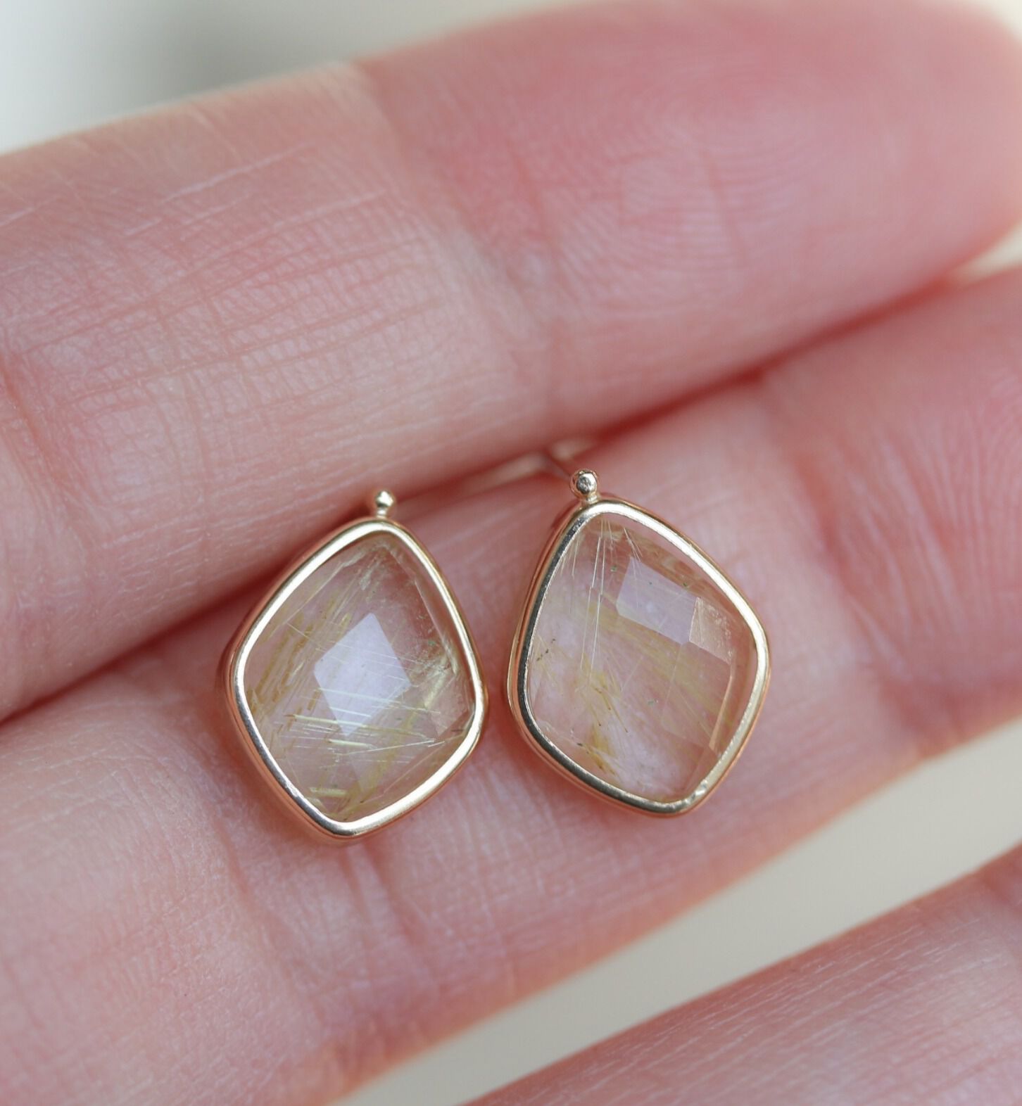  「カラーストーン ピアス | K10YG 〈ミルキーアクアマリン / ルチルクォーツ〉」|ピアス|