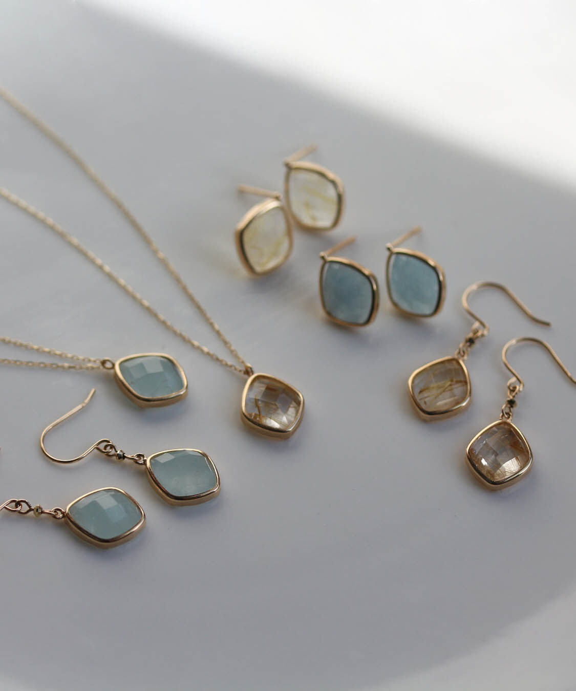  「カラーストーン フック ピアス | K10YG 〈ミルキーアクアマリン / ルチルクォーツ〉」|ピアス|