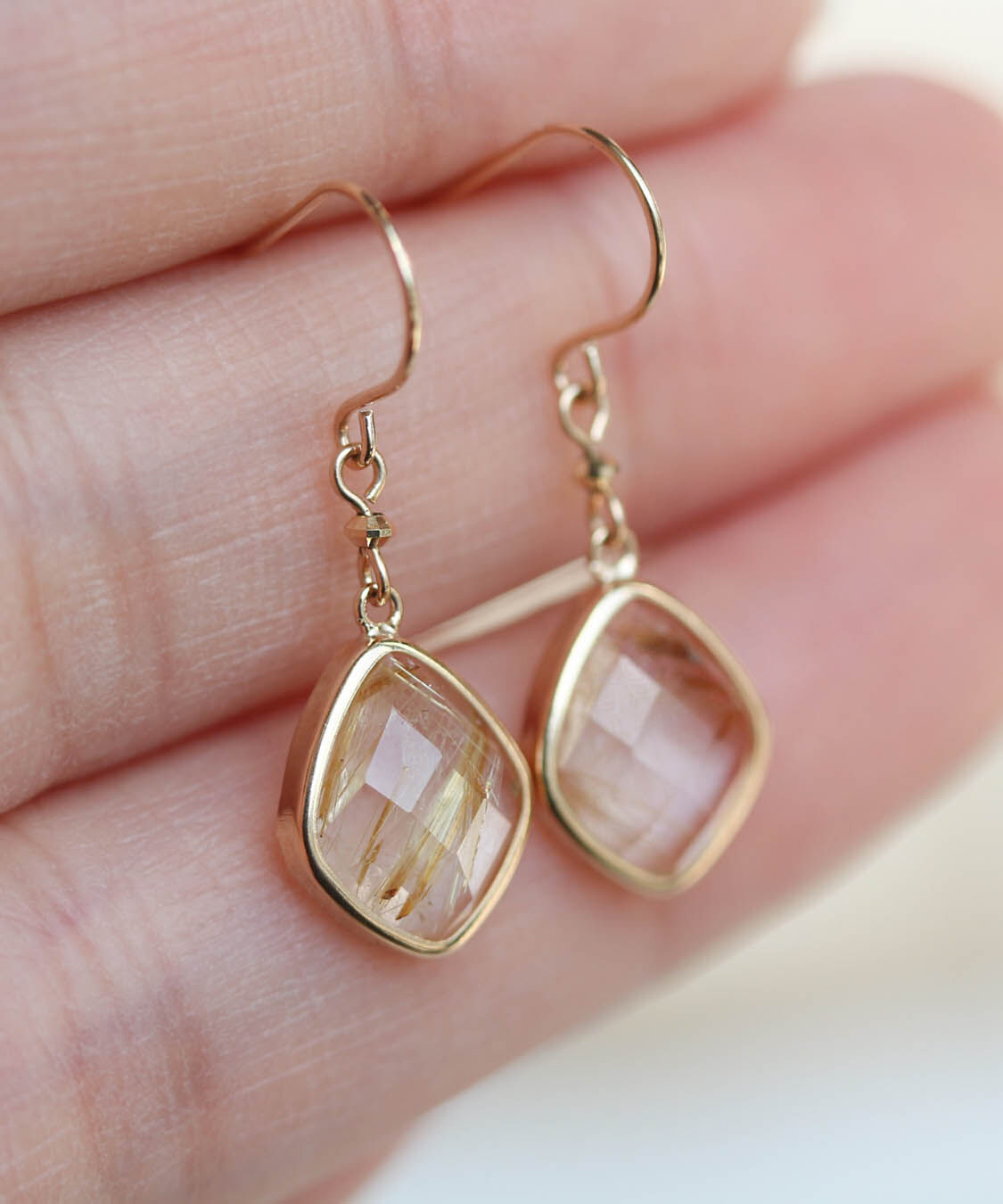  「カラーストーン フック ピアス | K10YG 〈ミルキーアクアマリン / ルチルクォーツ〉」|ピアス|