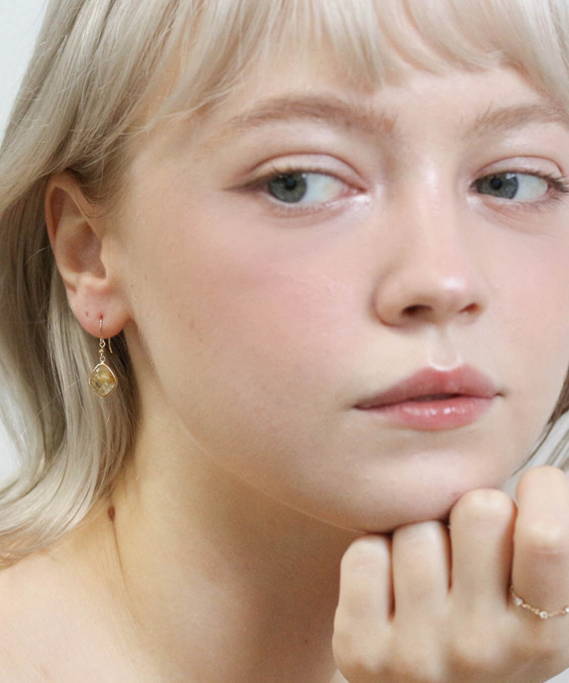  「カラーストーン フック ピアス | K10YG 〈ミルキーアクアマリン / ルチルクォーツ〉」|ピアス|