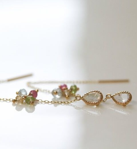  「ロイヤルブルームーンストーン / マルチカラーストーン ロング ピアス | K10YG」|ピアス|