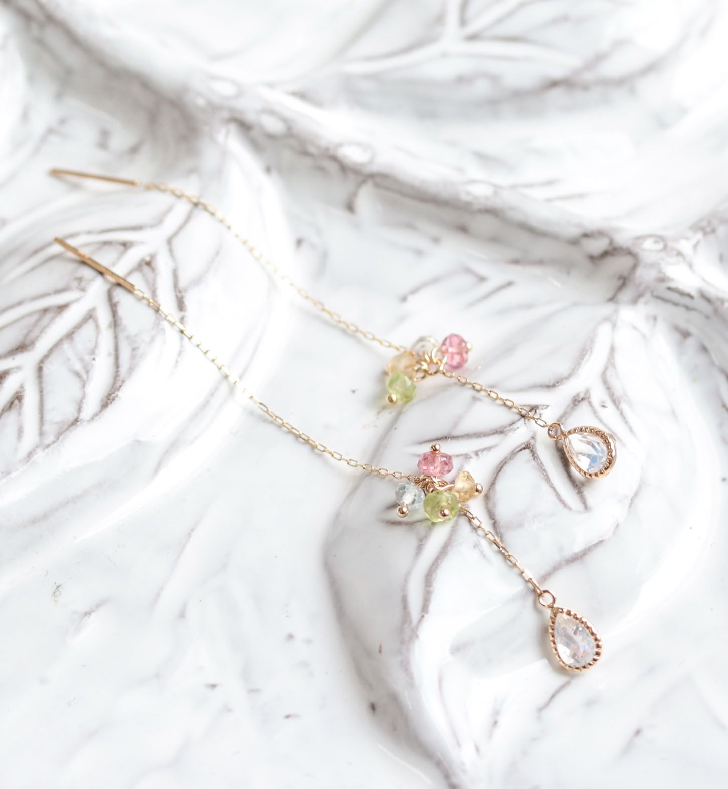  「ロイヤルブルームーンストーン / マルチカラーストーン ロング ピアス | K10YG」|ピアス|