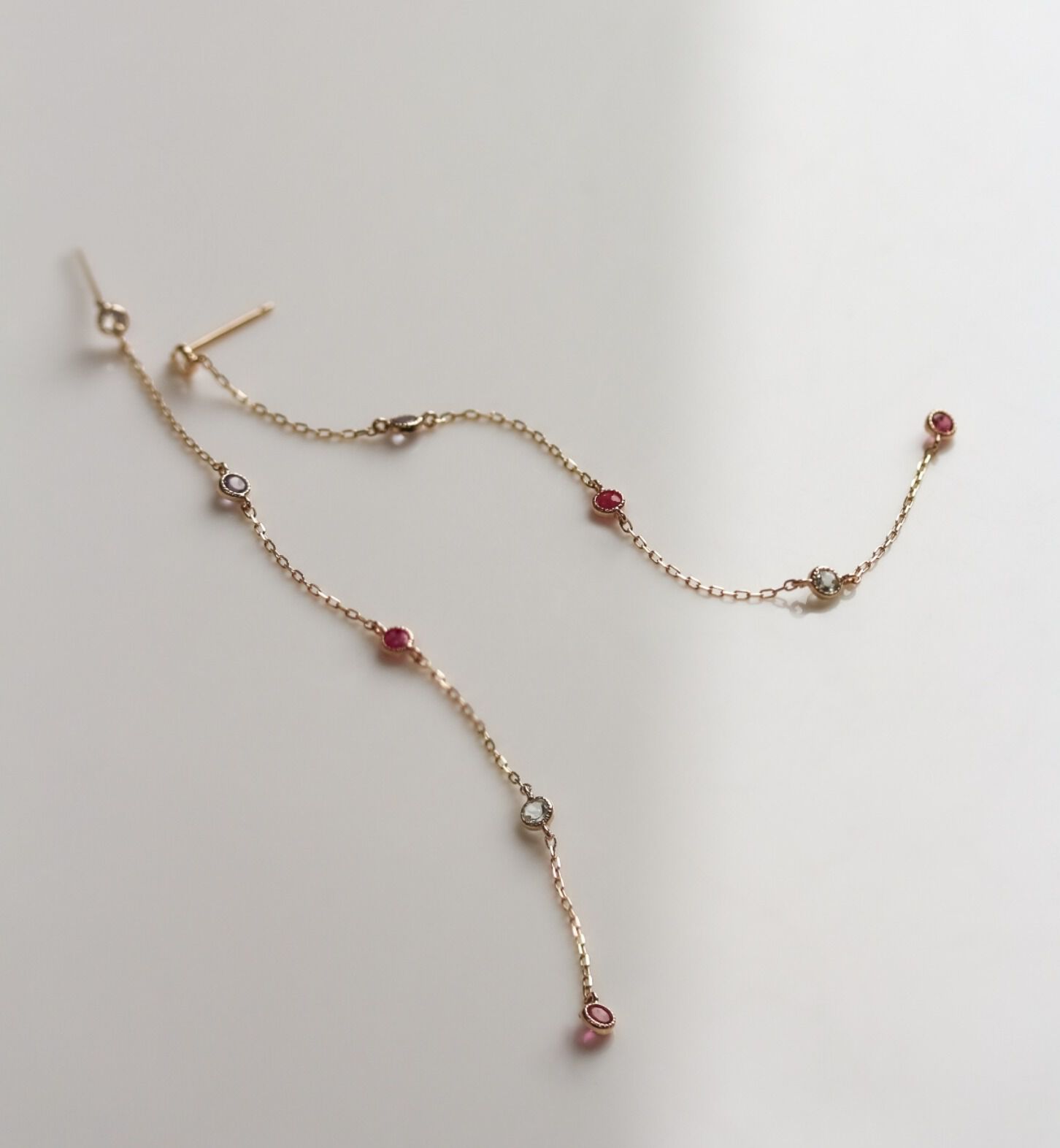  「マルチカラーストーン ロング ピアス | K10YG」|ピアス|