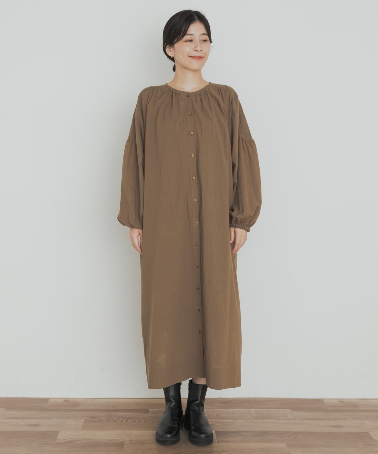 URBAN RESEARCH DOORS「エンブロイダリーギャザーワンピース」|ワンピース|