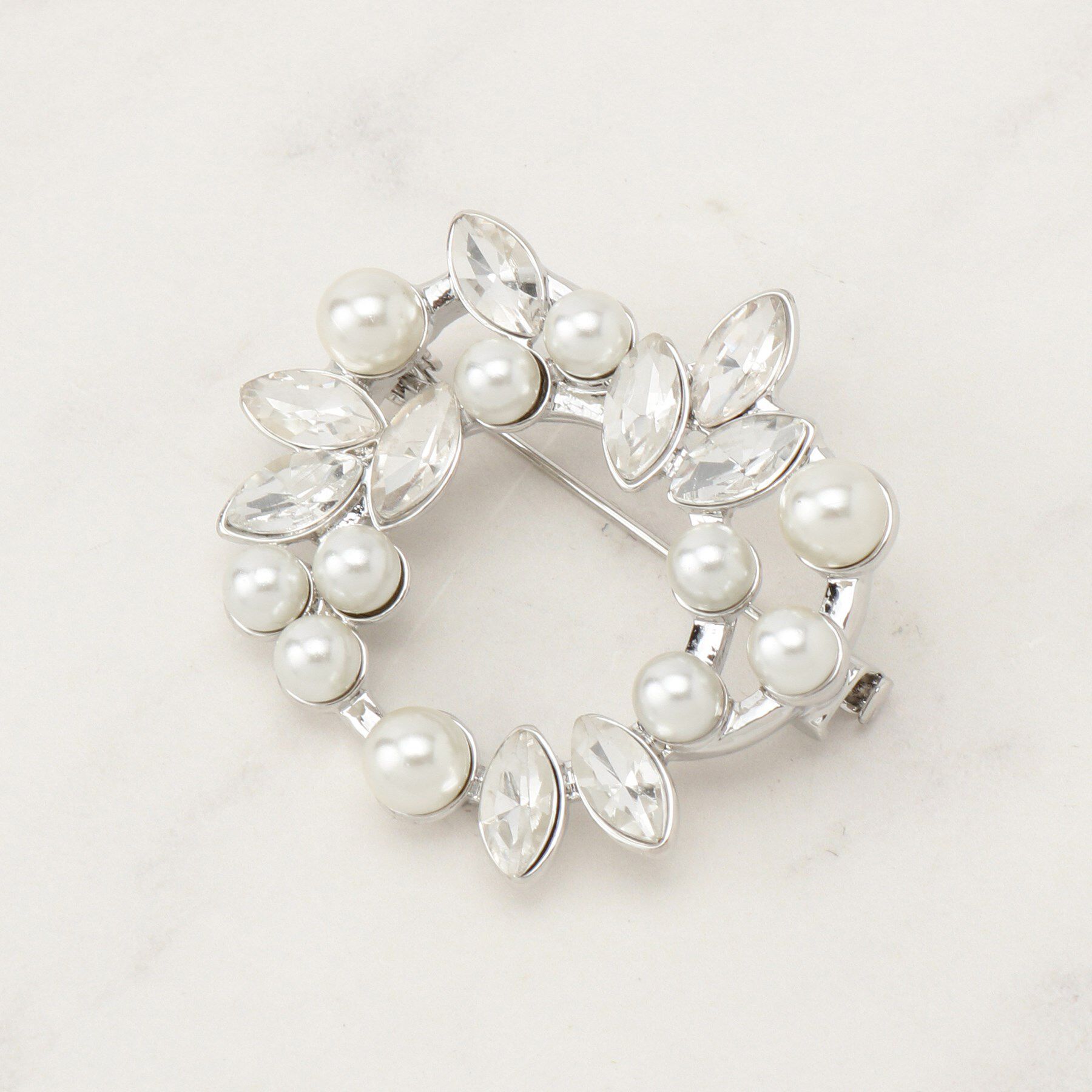 grove「リーフビジューパール調ブローチ」|ブローチ・コサージュ|