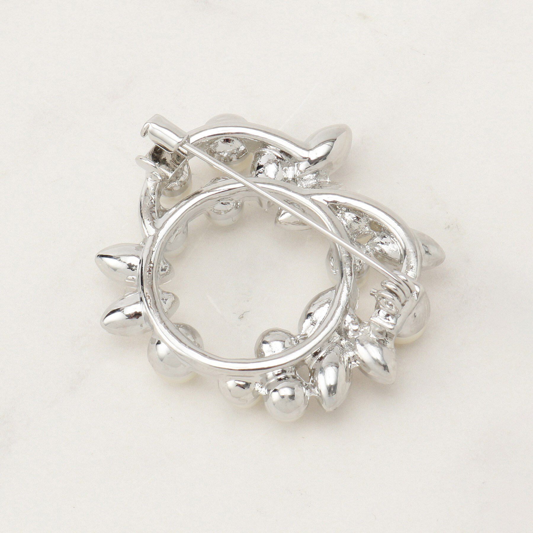 grove「リーフビジューパール調ブローチ」|ブローチ・コサージュ|