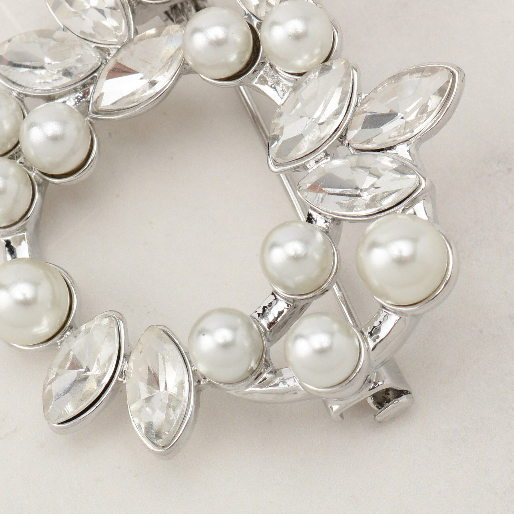 grove「リーフビジューパール調ブローチ」|ブローチ・コサージュ|