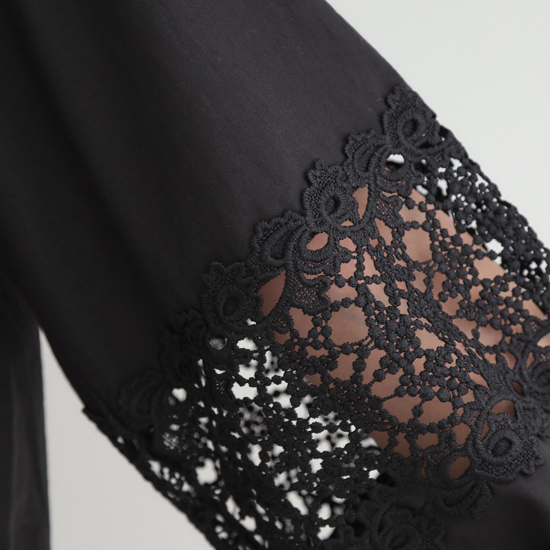 SHOO･LA･RUE「【洗濯機可/S-LL】透かし編み柄が上品な レース切り替えブラウス」|シャツ・ブラウス|