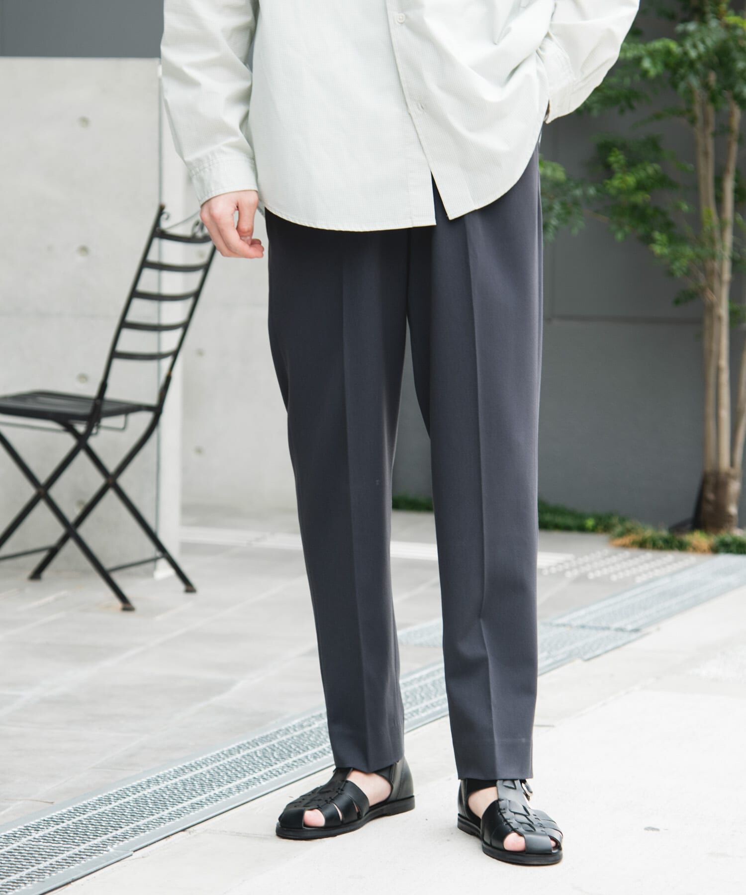 URBAN RESEARCH DOORS「『UR TECH』完声 テーパードトラウザー」|その他|チャコールグレー