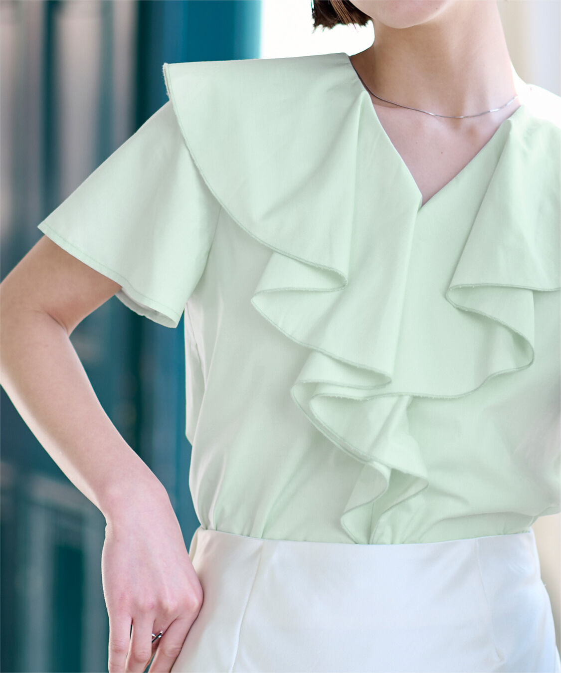 ur's「フリルVネックブラウス」|シャツ・ブラウス|