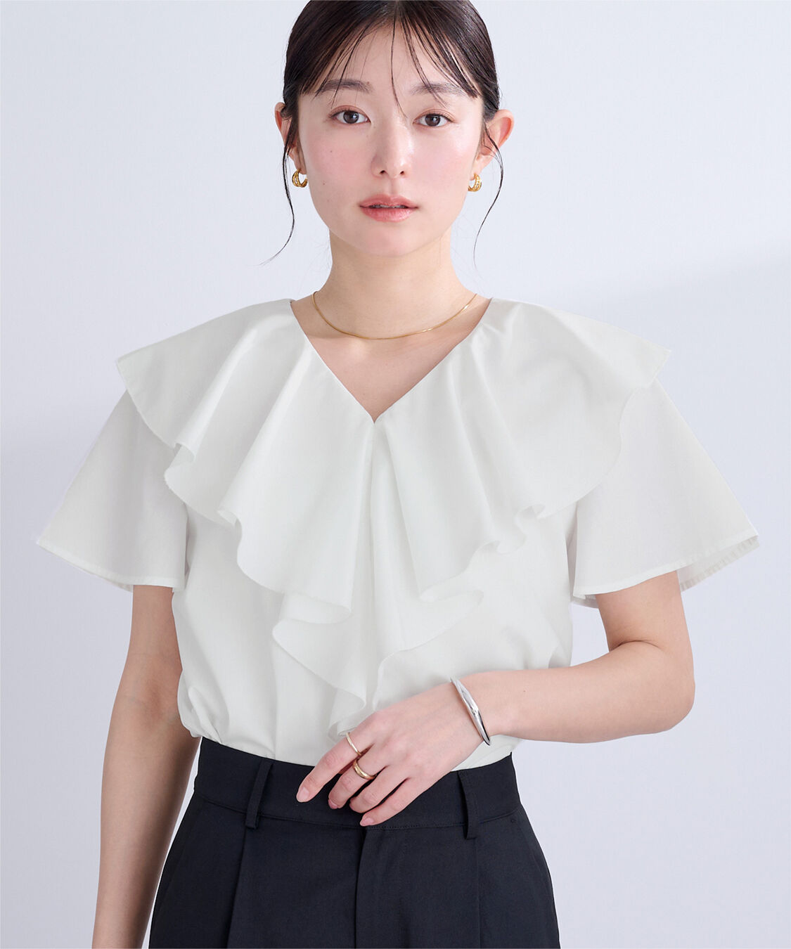 ur's「フリルVネックブラウス」|シャツ・ブラウス|オフホワイト