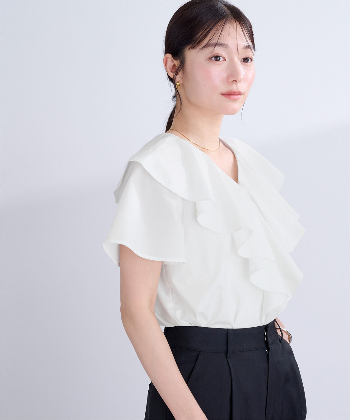 ur's「フリルVネックブラウス」|シャツ・ブラウス|