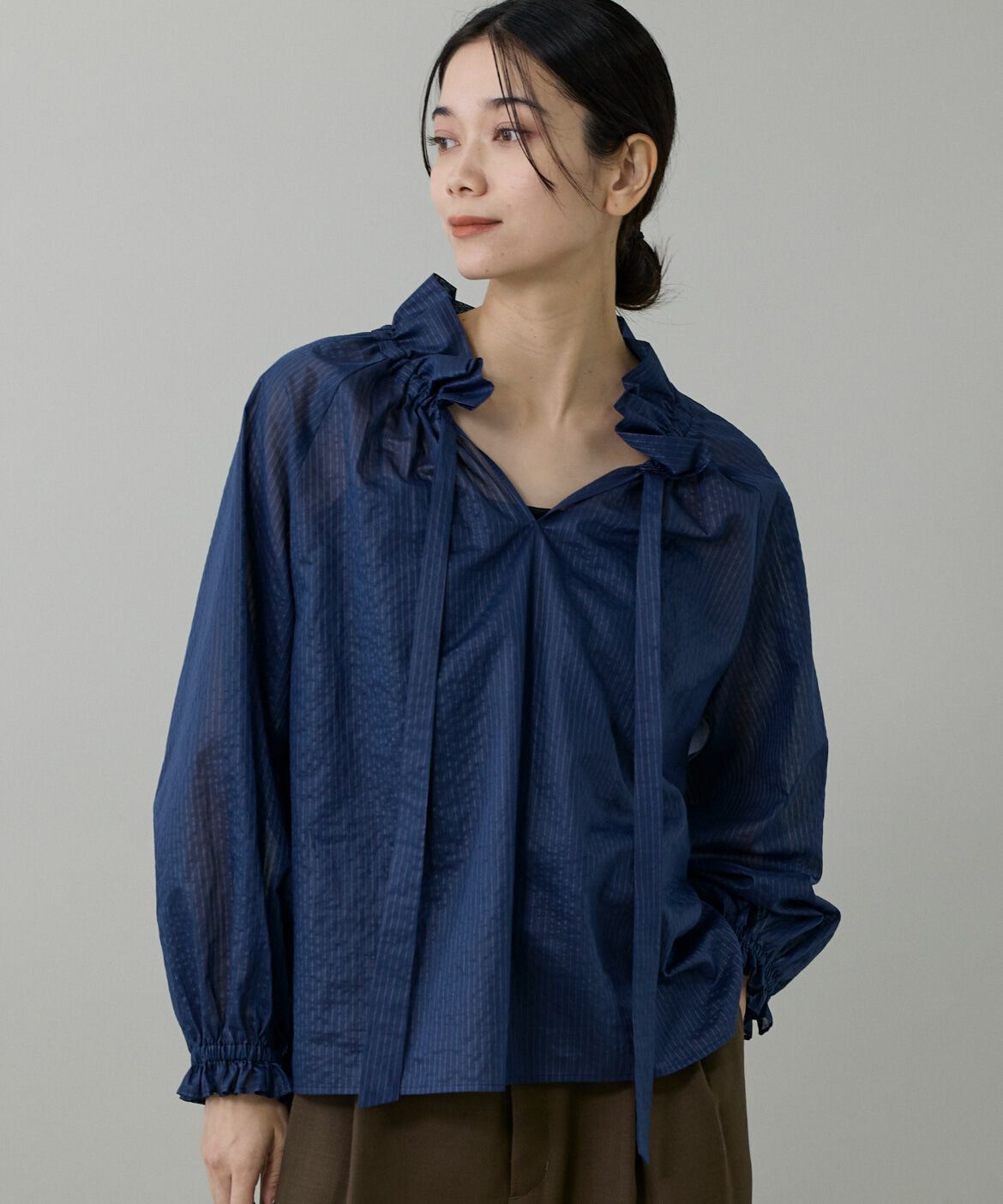 INED「《大きいサイズ》シャドーボーダーフリルボウタイブラウス」|シャツ・ブラウス|ブルー1