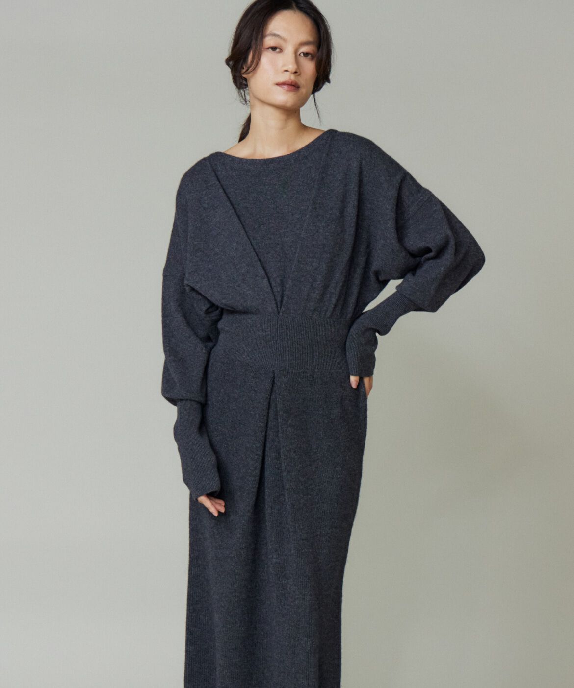 la veille by SUPERIOR CLOSET「《大きいサイズ》タックデザインニットワンピース」|ワンピース|チャコールグ 3