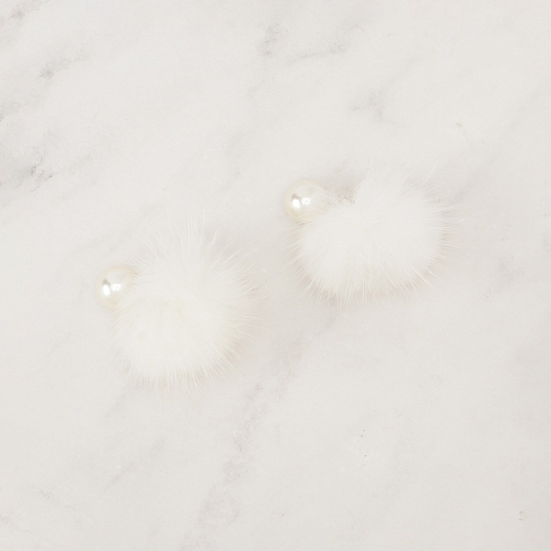 grove「リバーシブルファーパール調ピアス」|ピアス|ホワイト(001)