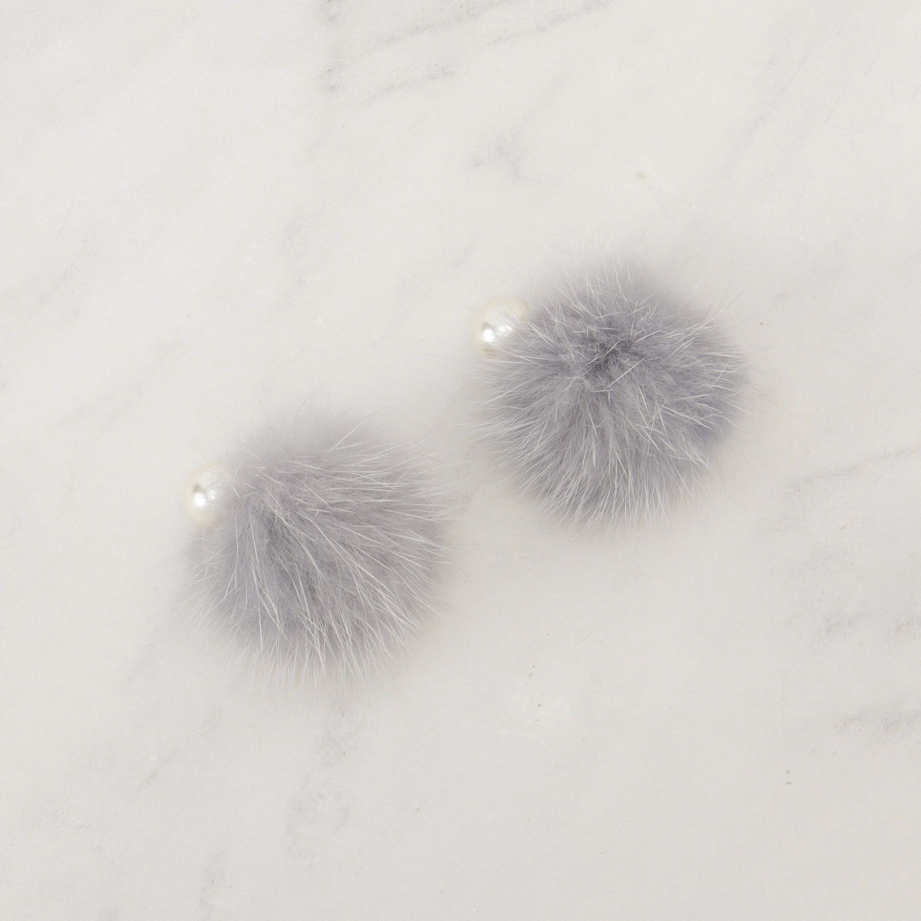 grove「リバーシブルファーパール調ピアス」|ピアス|グレー(012)