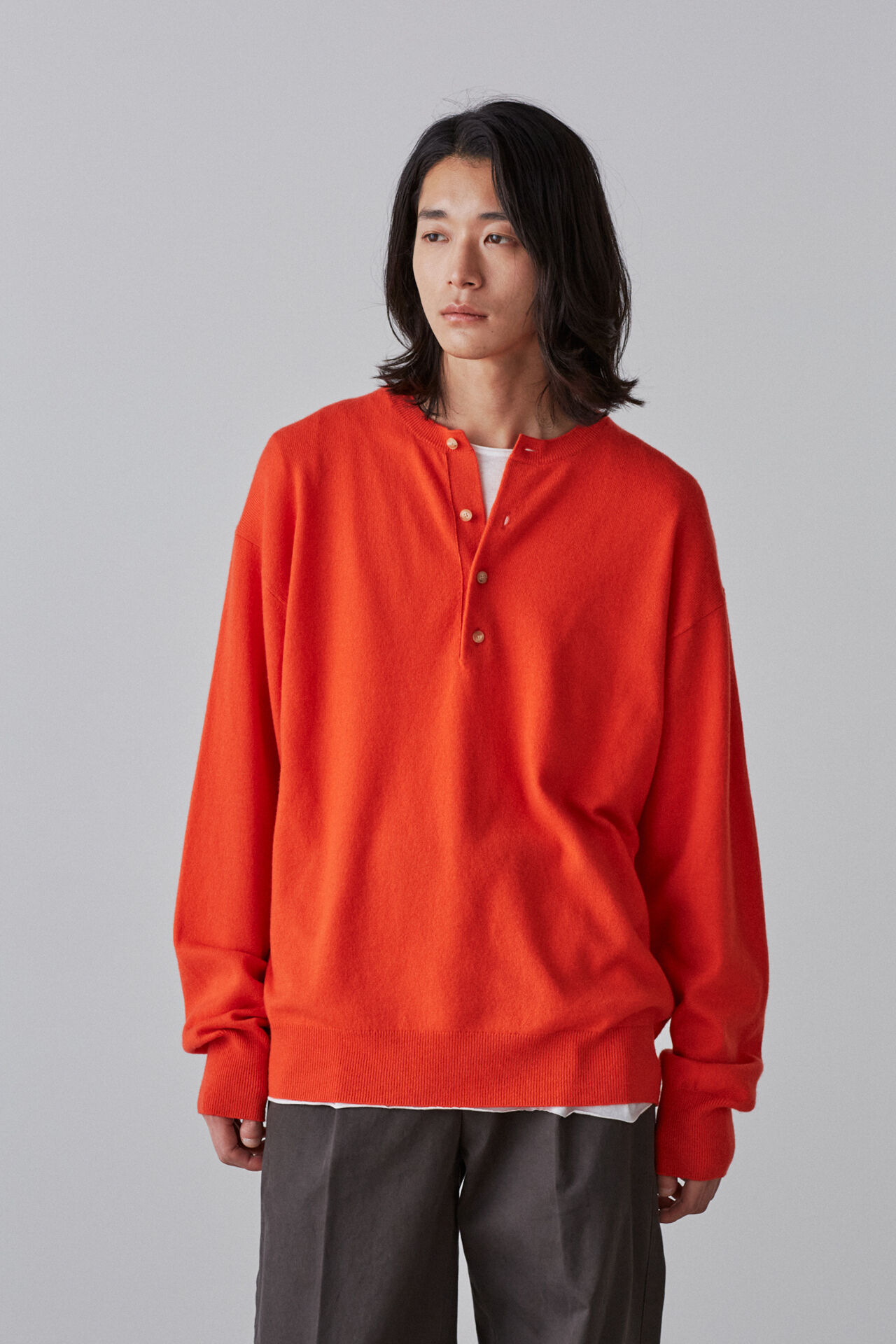 YLEVE 「YLEVE / CASHMERE KN  HENRY NECK P/O」|ニット・セーター|オレンジ