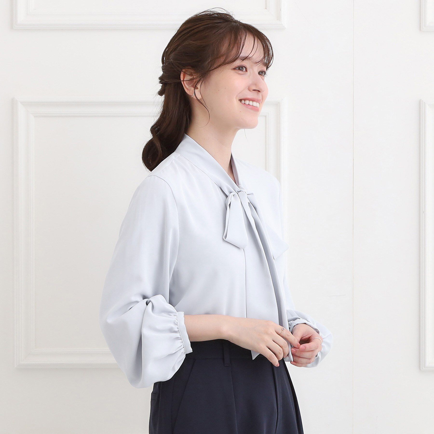 SHOO･LA･RUE「【洗濯機可/S-3L】リボンボウタイが魅力　大人の華やかブラウス」|シャツ・ブラウス|