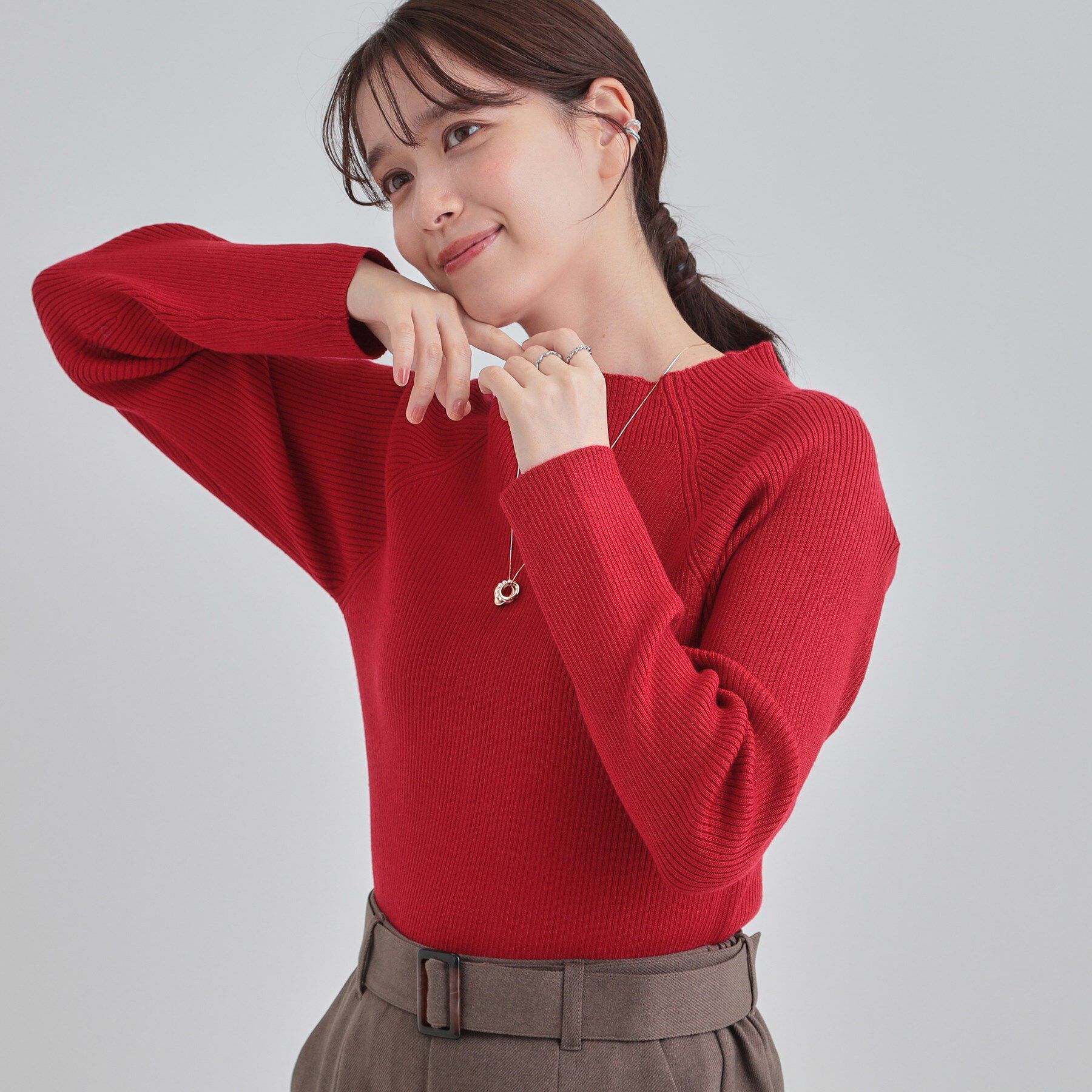 SHOO･LA･RUE「【絶妙なゆるピタ/洗濯機可】ちくちくしにくい リブハイネックやわらかニット」|ニット・セーター|レッド(061)