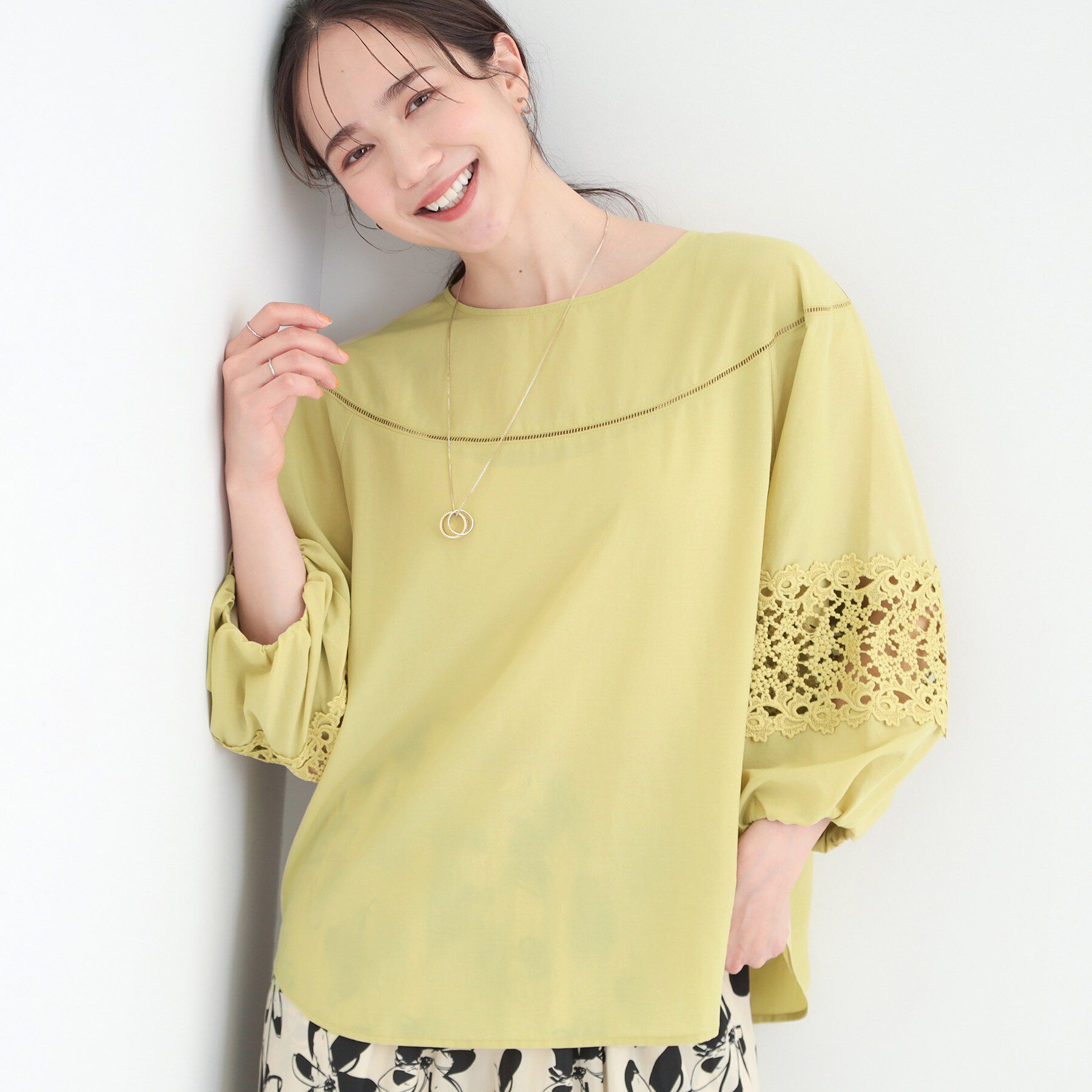 SHOO･LA･RUE「【洗濯機可/S-LL】透かし編み柄が上品な レース切り替えブラウス」|シャツ・ブラウス|イエロー(031)