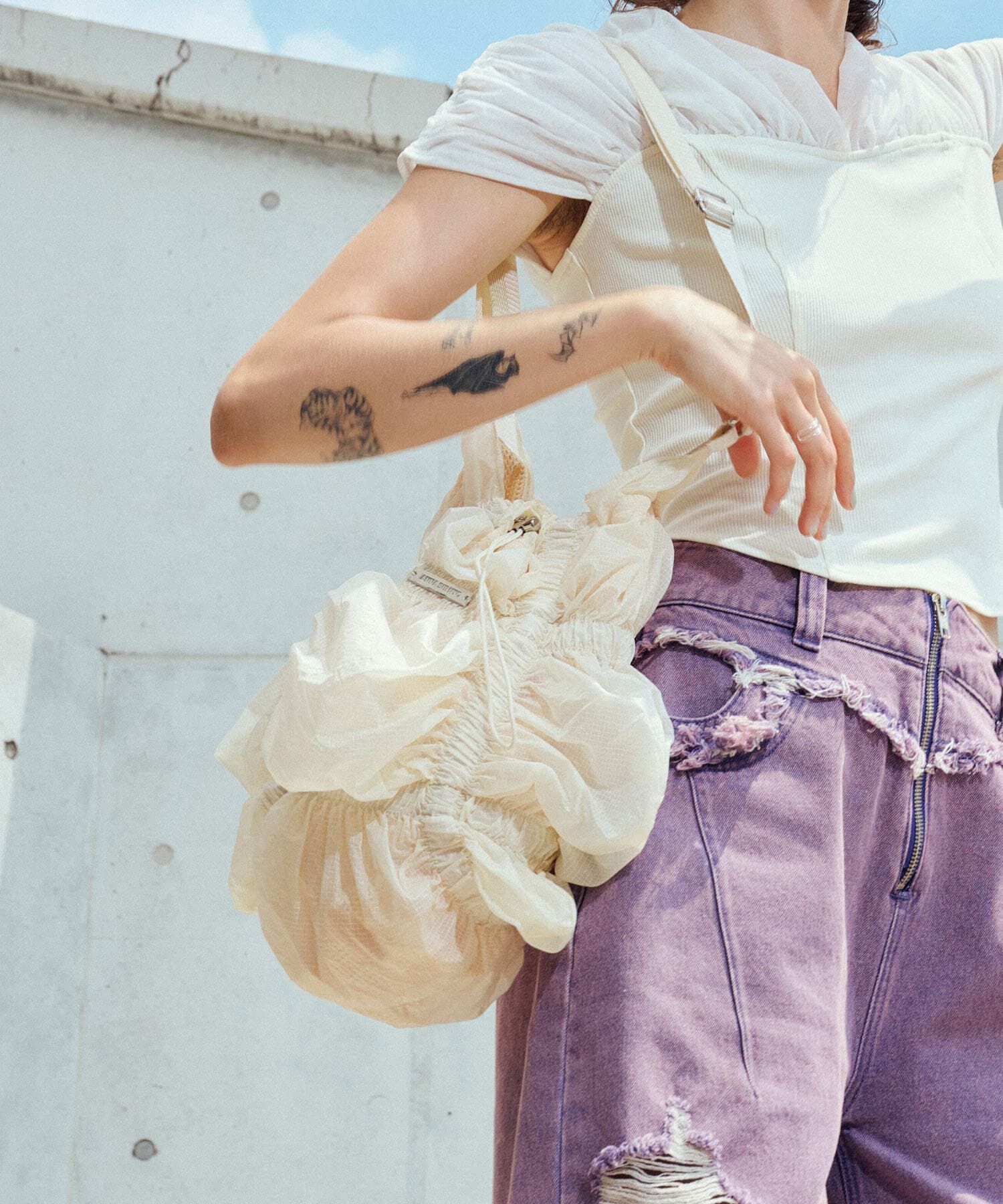 SENSE OF PLACE by URBAN RESEARCH「ANNA SUI NYC　シャーリングショルダーシアーバッグ」|ショルダー・メッセンジャー|ホワイト