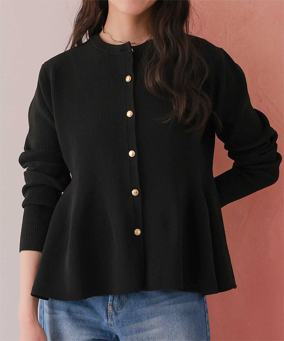 titivate「ゴールド釦ペプラムニットカーディガン」|ニット・セーター|ブラック