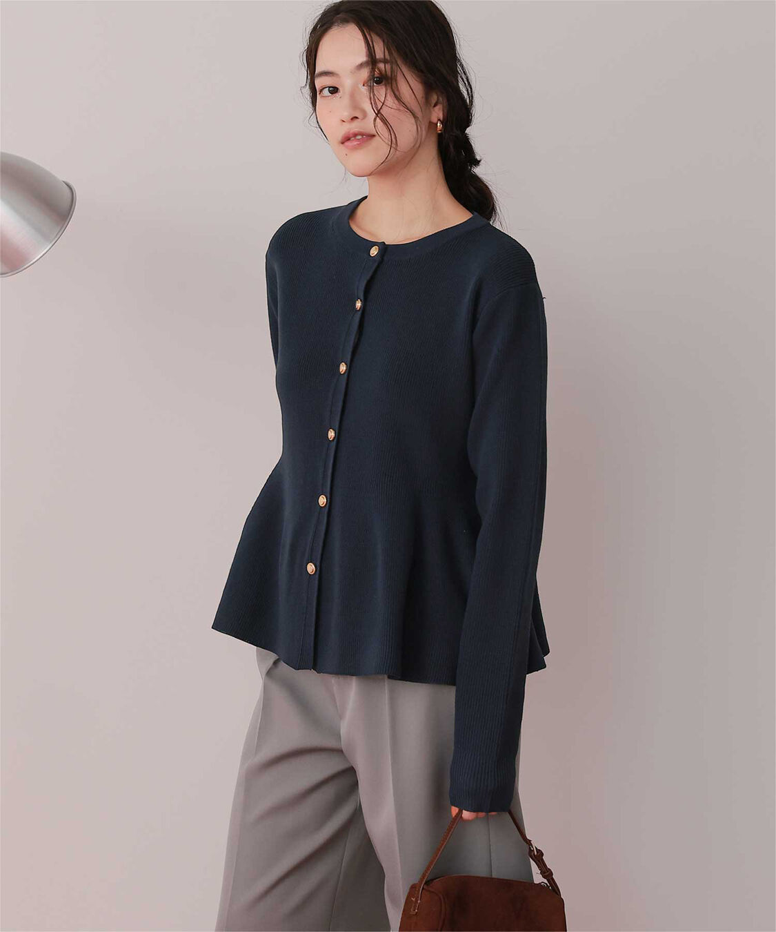 titivate「ゴールド釦ペプラムニットカーディガン」|ニット・セーター|