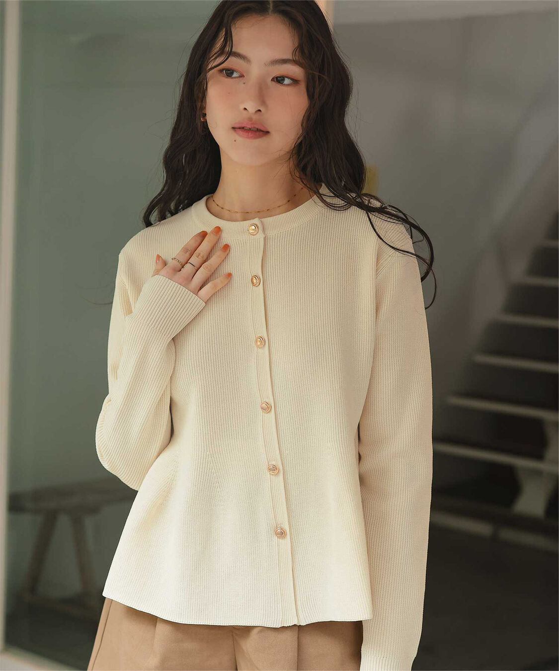 titivate「ゴールド釦ペプラムニットカーディガン」|ニット・セーター|アイボリー