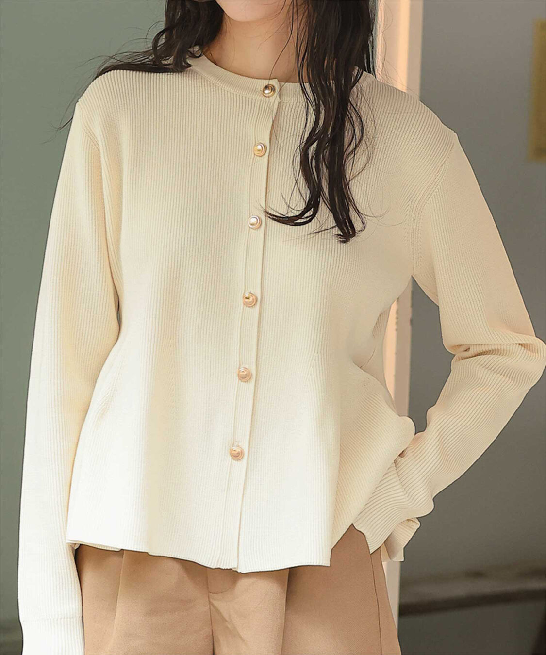 titivate「ゴールド釦ペプラムニットカーディガン」|ニット・セーター|