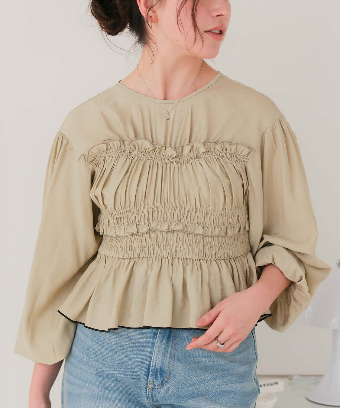 titivate「【赤埴奈津子さんコラボアイテム】シャーリングデザイントップス」|シャツ・ブラウス|ベージュ