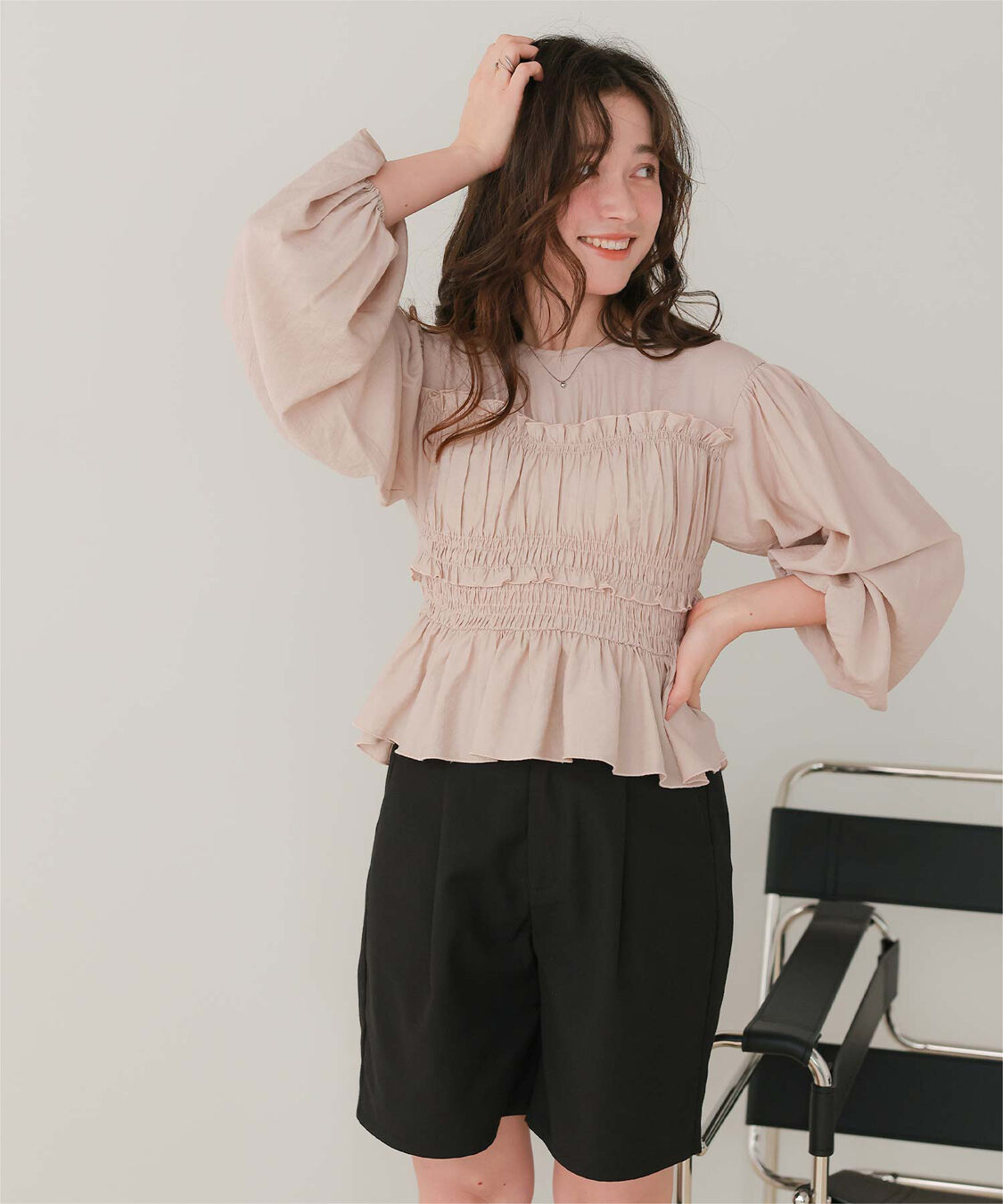 titivate「【赤埴奈津子さんコラボアイテム】シャーリングデザイントップス」|シャツ・ブラウス|