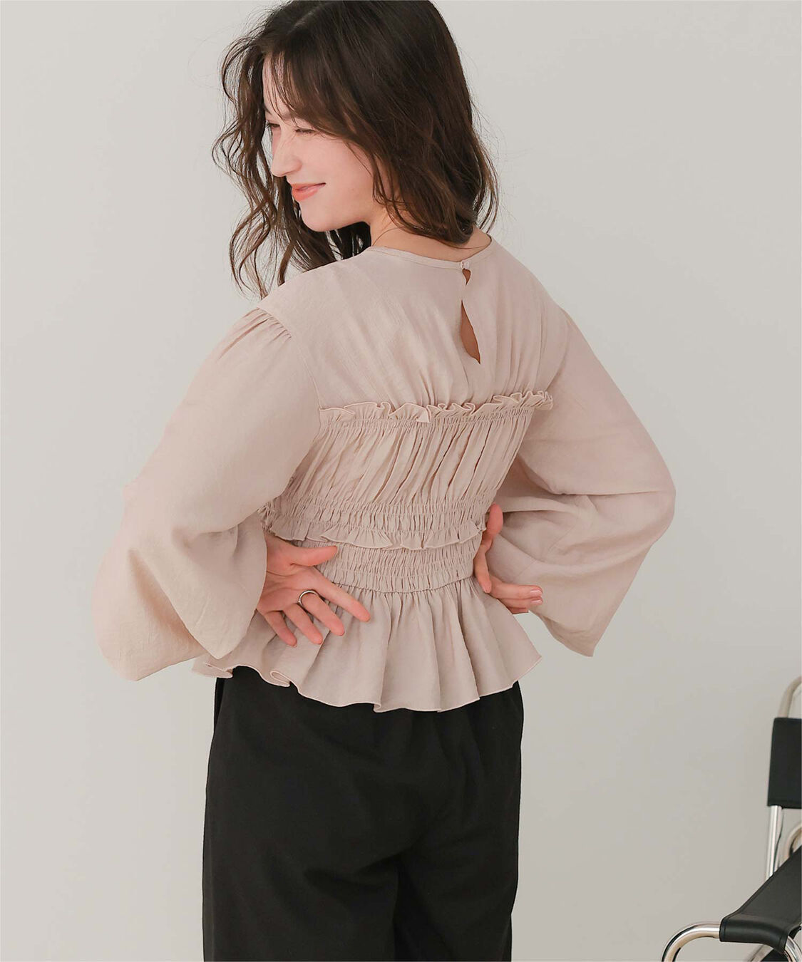 titivate「【赤埴奈津子さんコラボアイテム】シャーリングデザイントップス」|シャツ・ブラウス|