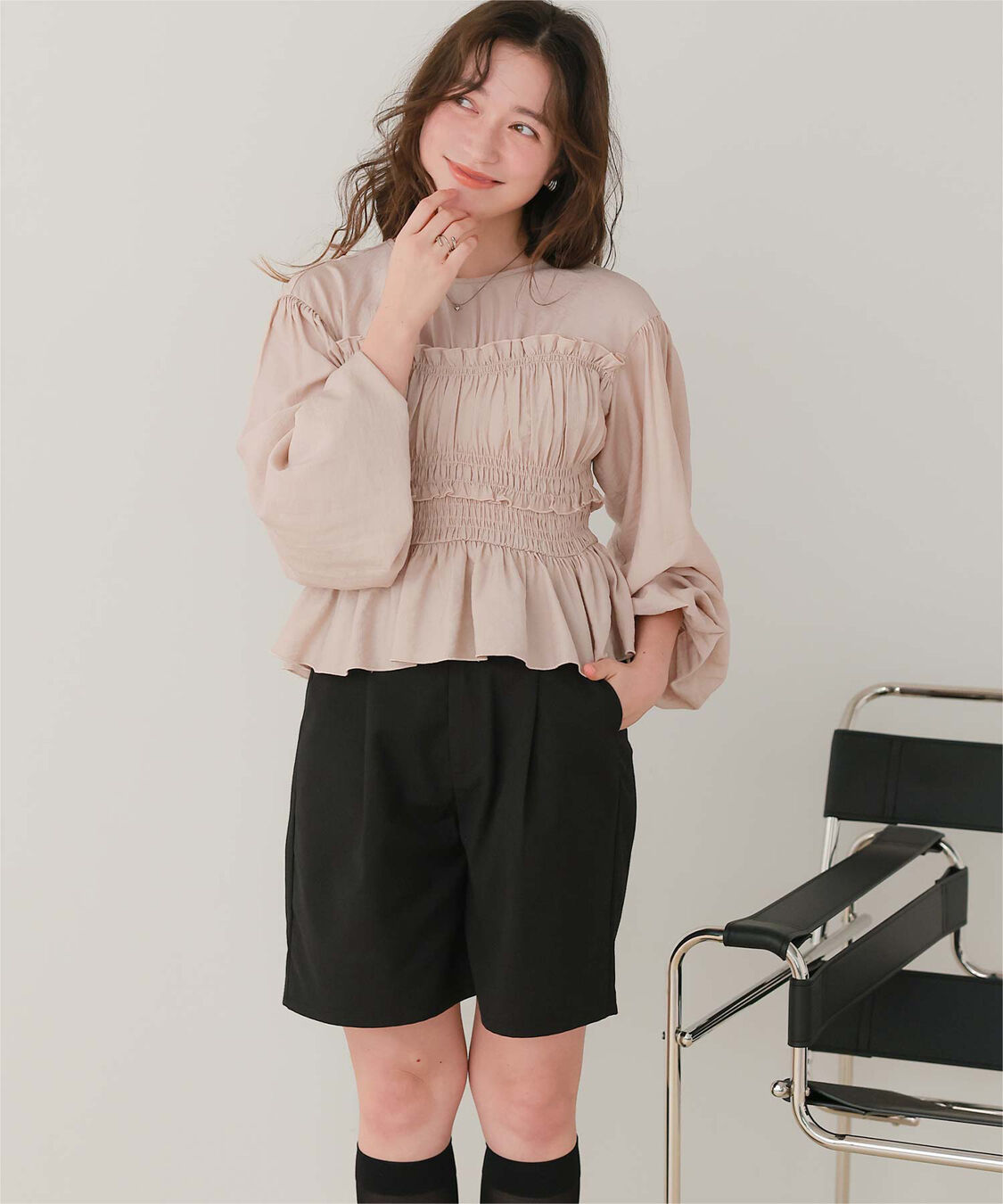 titivate「【赤埴奈津子さんコラボアイテム】シャーリングデザイントップス」|シャツ・ブラウス|