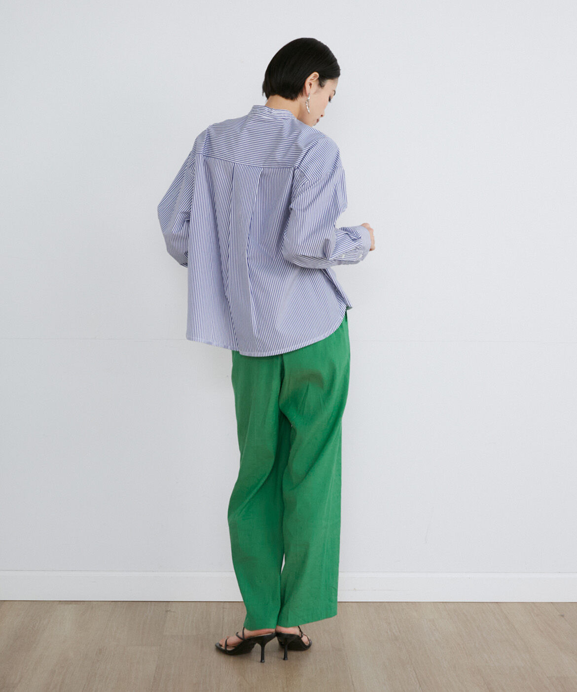 INED「ショート丈バンドカラーシャツ」|シャツ・ブラウス|