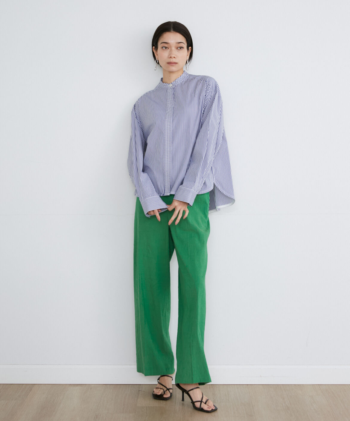 INED「ショート丈バンドカラーシャツ」|シャツ・ブラウス|