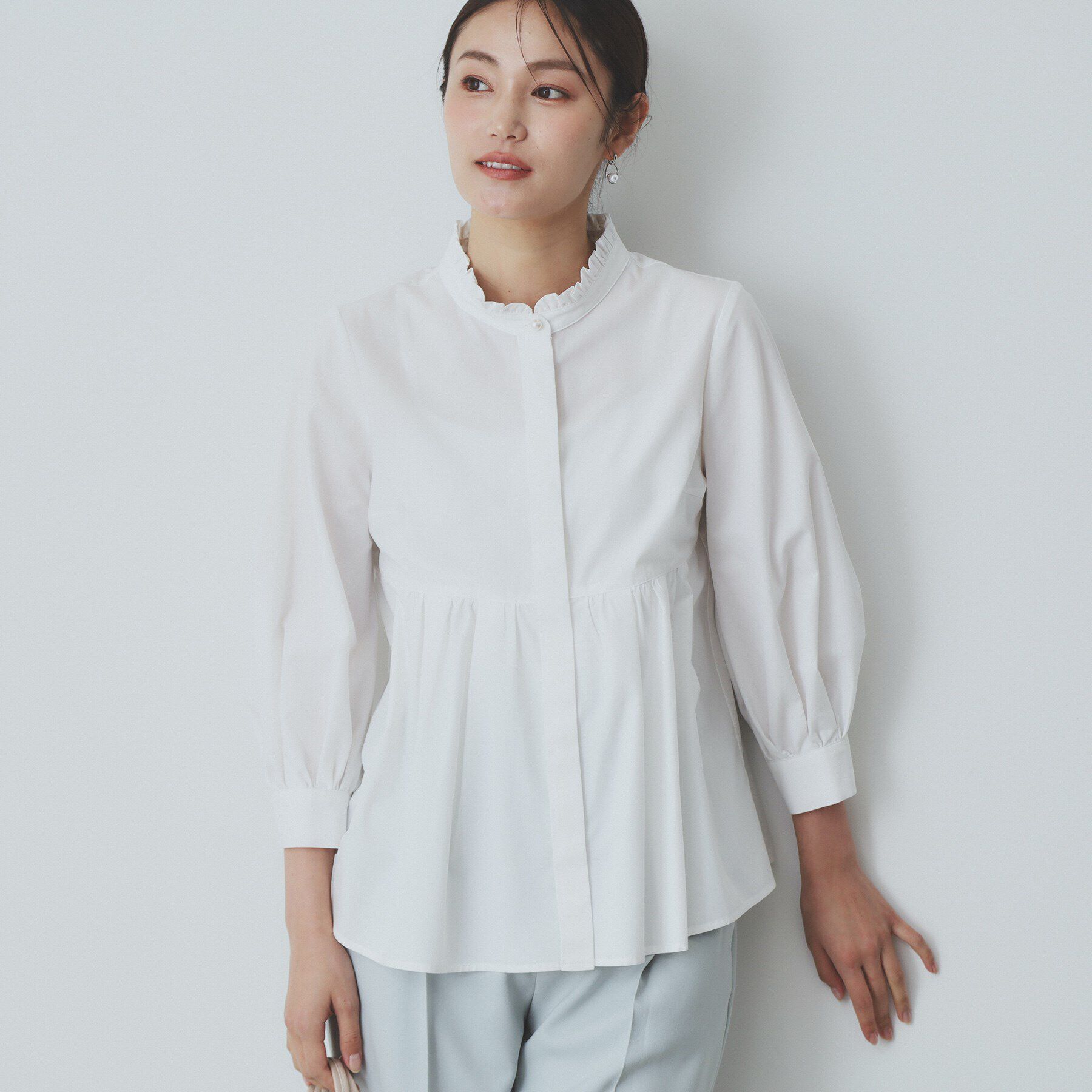 index「《6color》フリルバンドカラーペプラムブラウス【洗濯機洗い可/イージーアイロン/防シワ】」|シャツ・ブラウス|ホワイト(001)