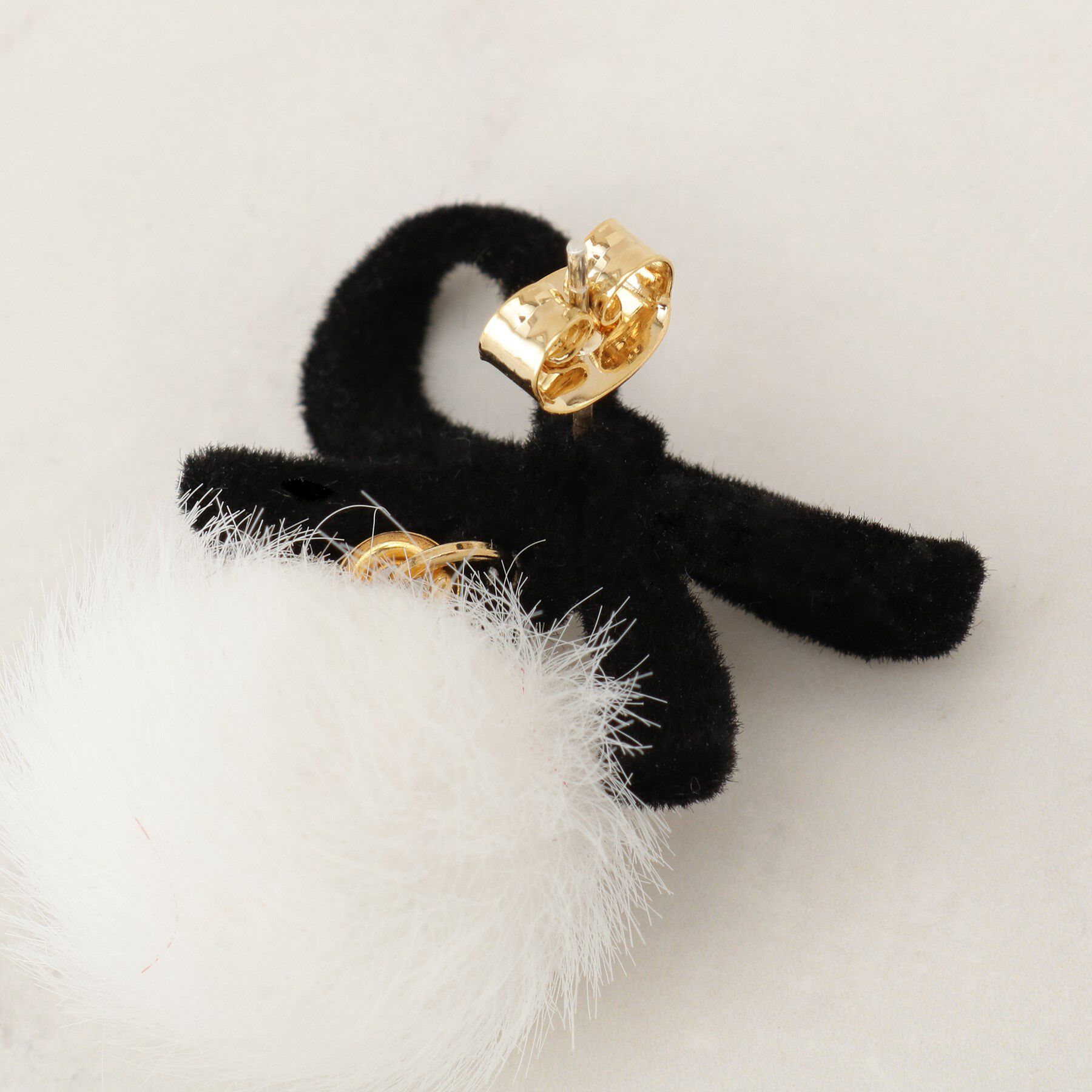 Couture broach「ベロアリボンフェイクファーピアス」|ピアス|