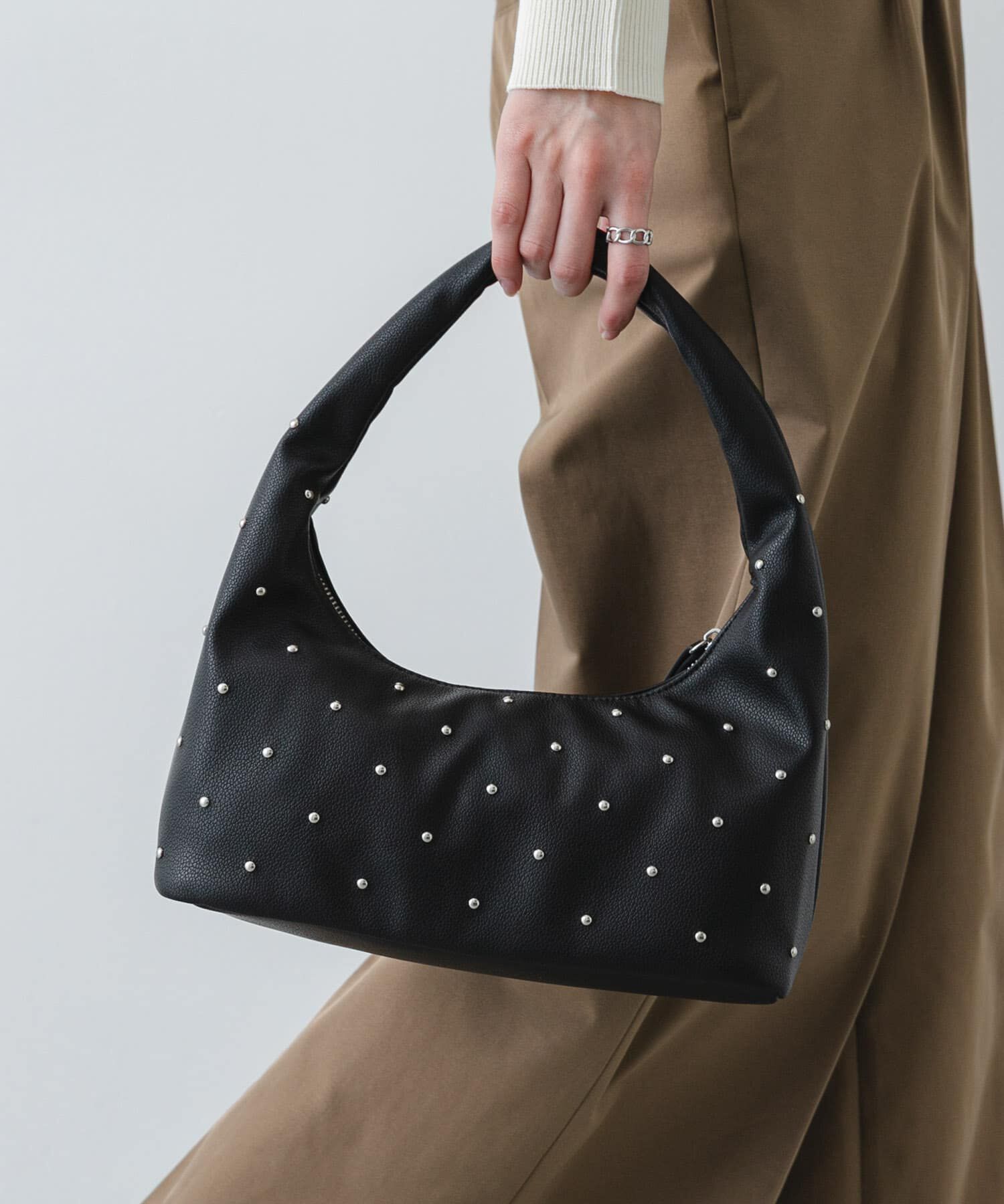 SENSE OF PLACE by URBAN RESEARCH「スタッズラウンドバッグ」|ハンドバッグ|ブラック