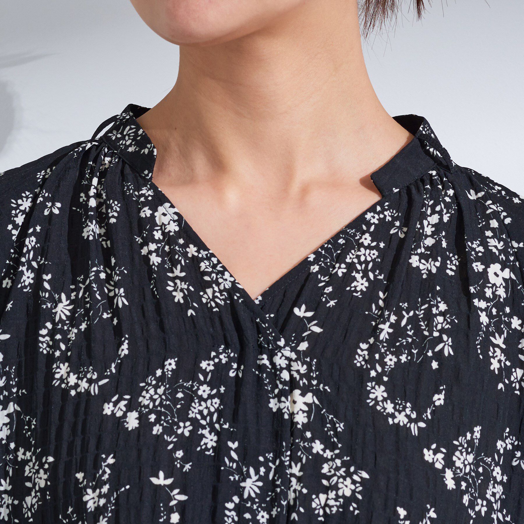 INDIVI「【モノトーン小花柄／シャーリング素材】ボリューム袖エアリーブラウス」|シャツ・ブラウス|