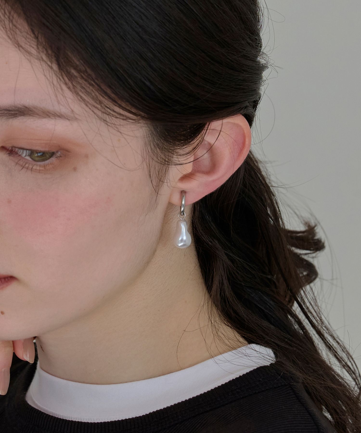 Phoebe「【金属アレルギー対応】バランスバロックパールフープイヤリング　シルバー/ステンレス/大ぶり/主役級」|イヤリング|