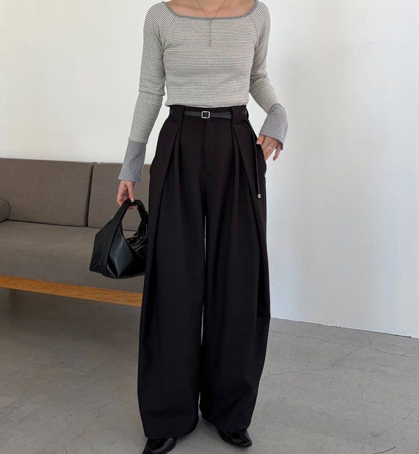  「〈C.L〉レザーベルト付変形タックパンツ」|チノ|