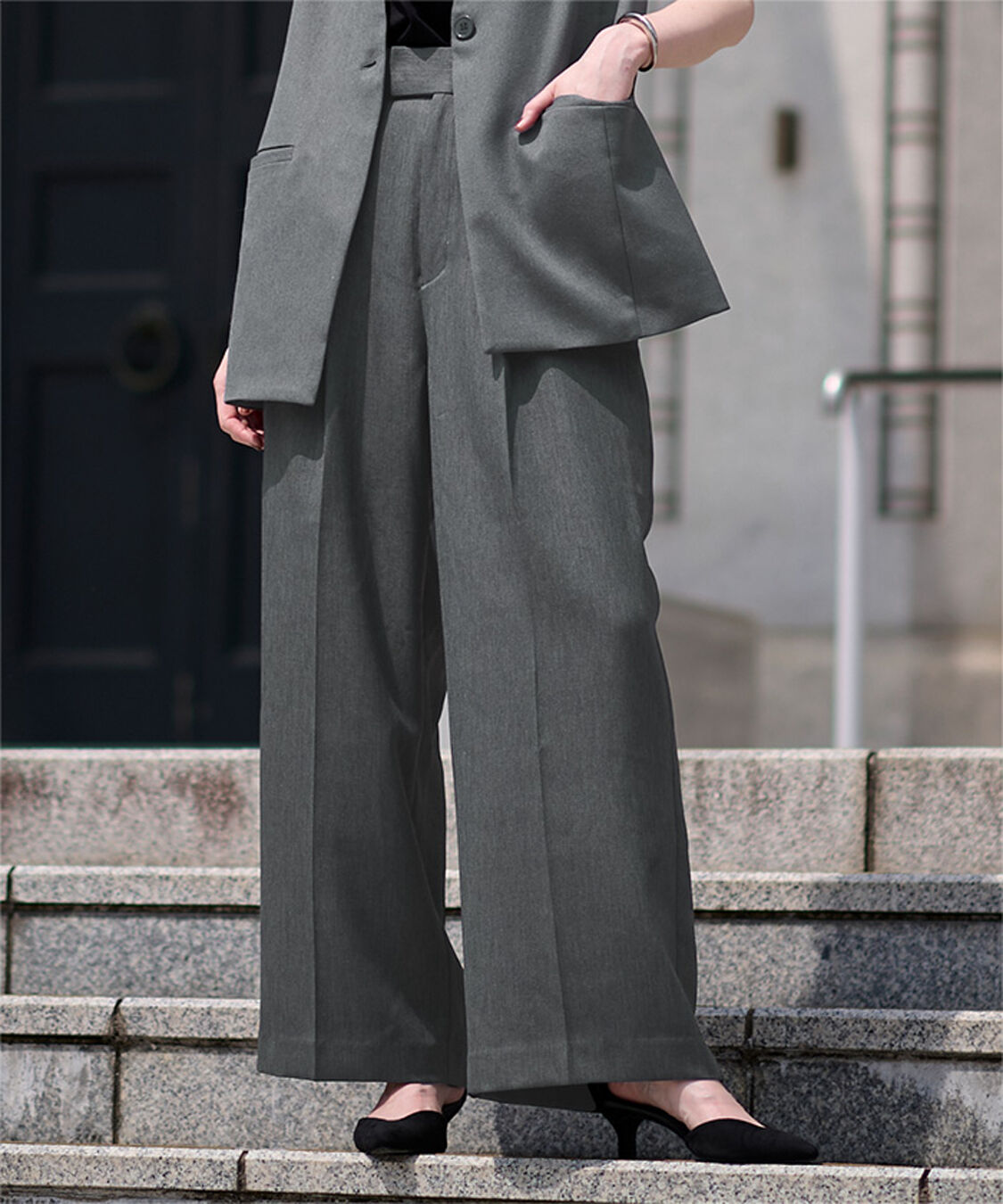 ur's「美シルエットワンタックワイドパンツ」|スラックス|チャコール