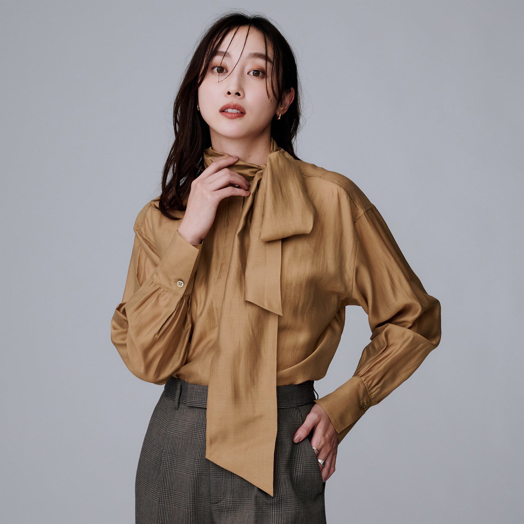 UNTITLED「【ボウタイリボン/バンドカラー/レイヤード】2WAYシアーブラウス」|シャツ・ブラウス|キャメルブラウン(0