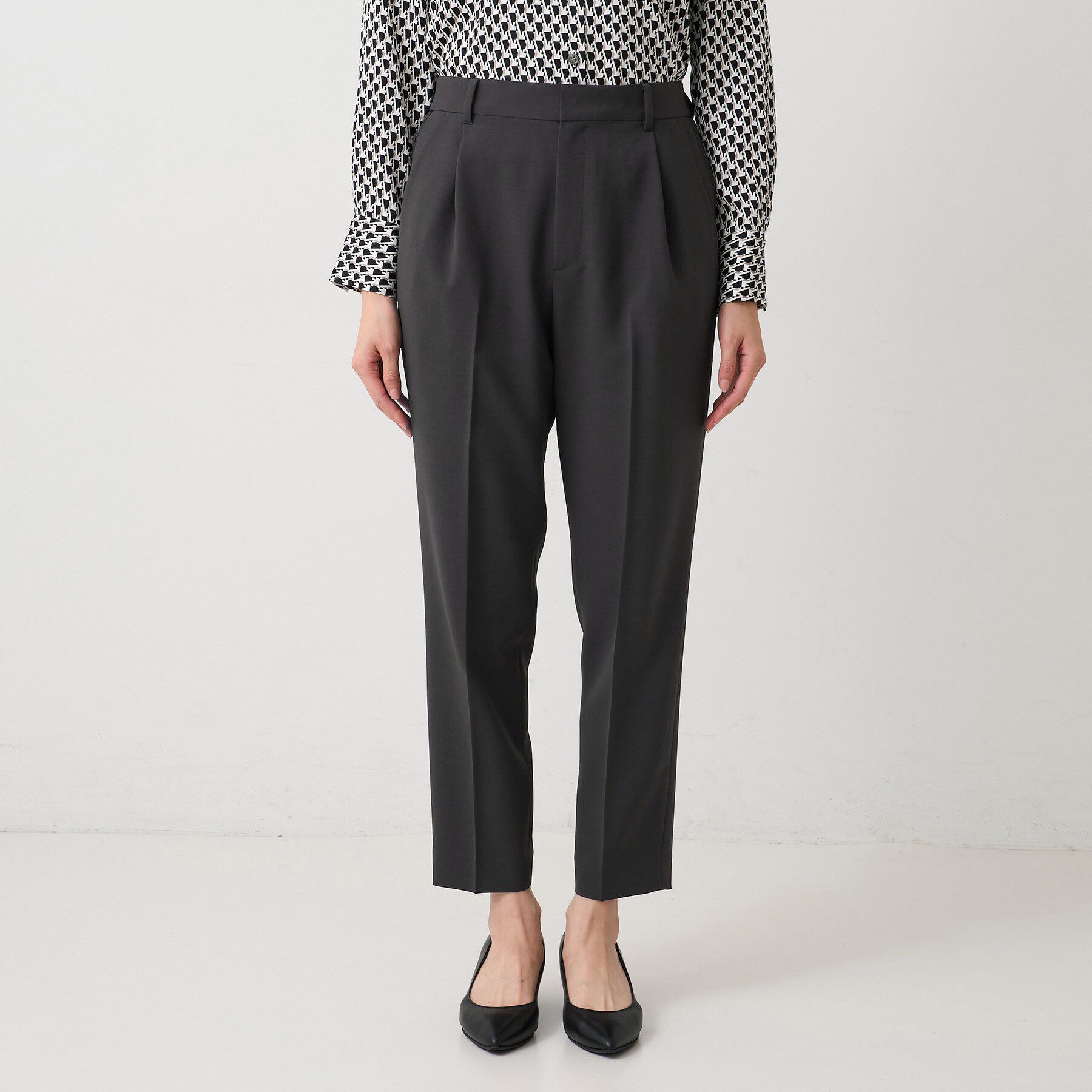 UNTITLED「エアリータックテーパードパンツ」|その他|