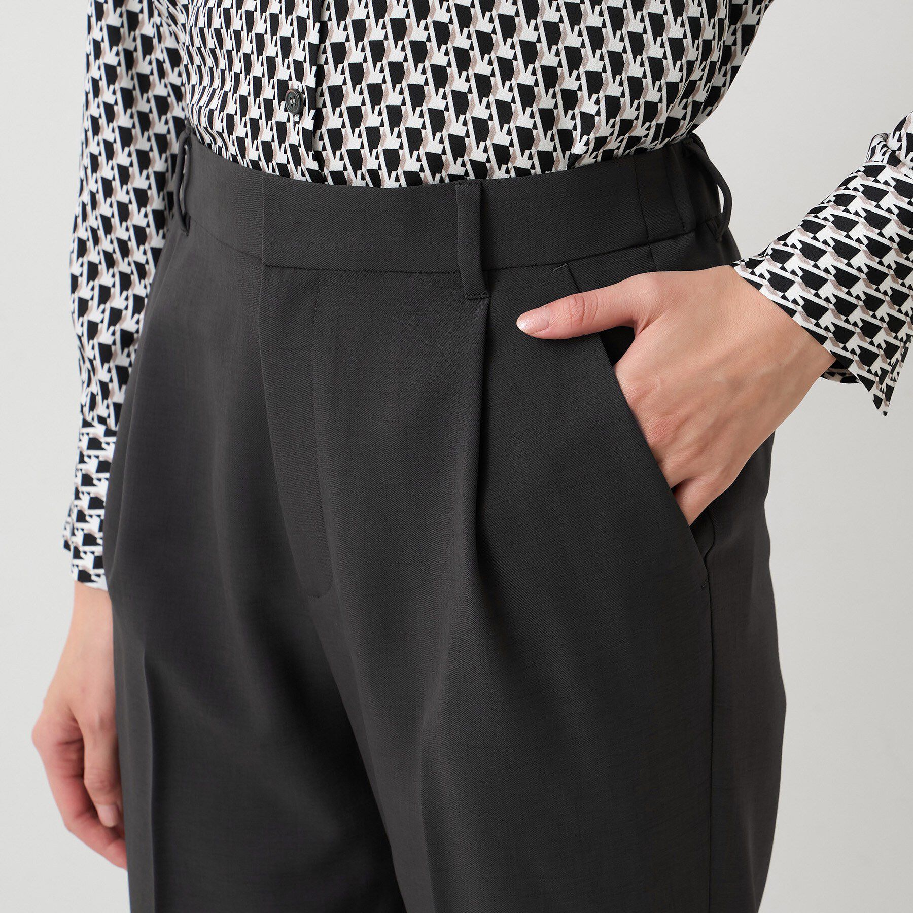 UNTITLED「エアリータックテーパードパンツ」|その他|