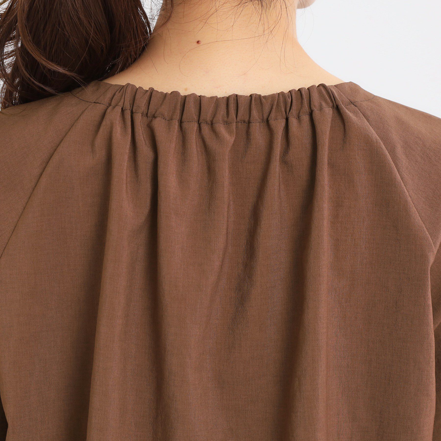 Reflect「【マシンウォッシュ可／セットアップ可／通勤におすすめ】ネックギャザータックブラウス」|シャツ・ブラウス|