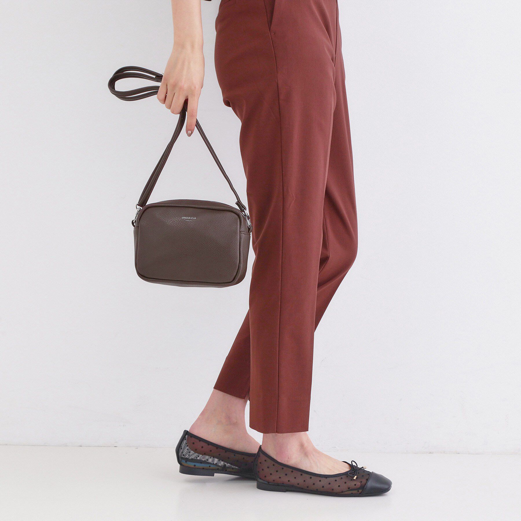 OPAQUE.CLIP「シュリンク合皮スクエアミニショルダーバッグ【軽量／長さ調整可能】」|ショルダー・メッセンジャー|ブラウン(044)